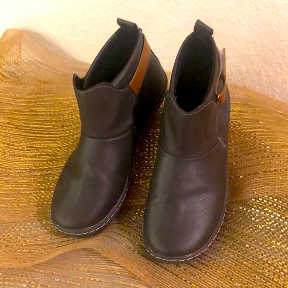 Ankle boots that are like new, Taupe, beige strap with Velcro to tighten - Picture 1 of 8